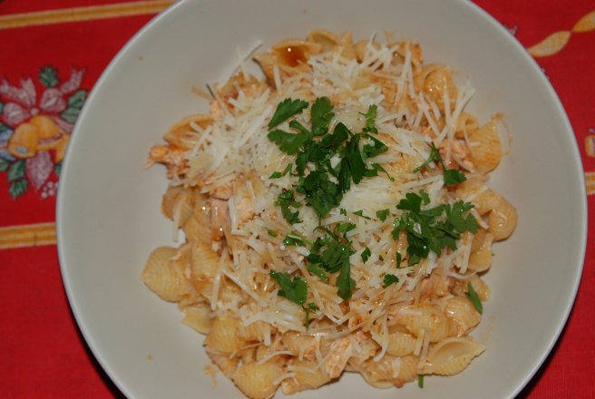 Paste conchiglie cu piept de pui, sos de rosii si parmezan