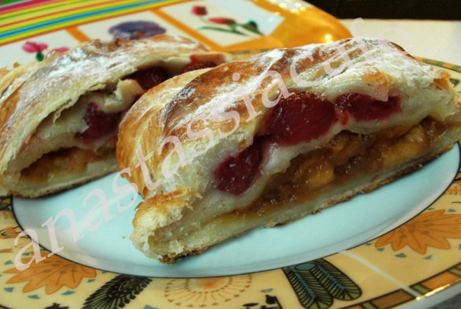 Strudel cu capsune si mar caramelizat