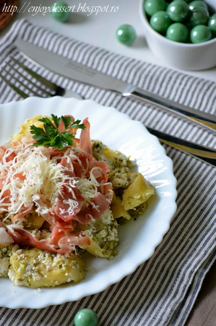 Tortellini cu prosciutto crudo si brocolli