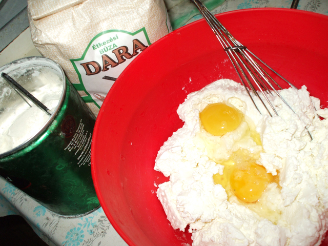 Reteta de preparare a papanasilor fierti cu smantana si dulceata