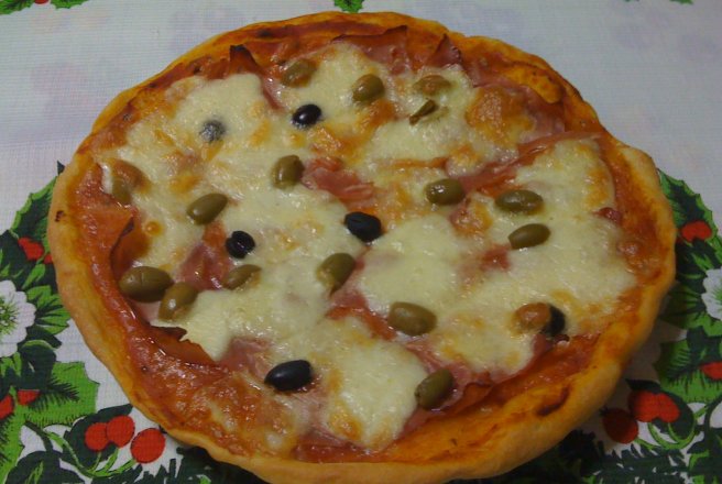 Pizza cu sunca si mozzarela