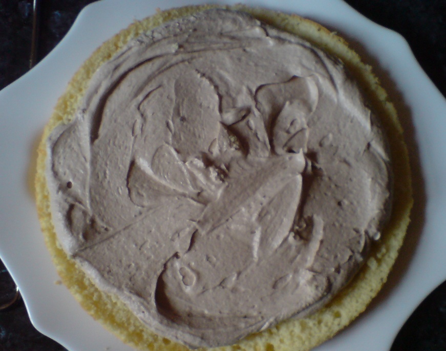 Tort cu buttercream si nuci caramelizate