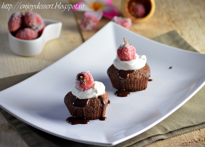 Brownie cupcakes cu menta si capsune