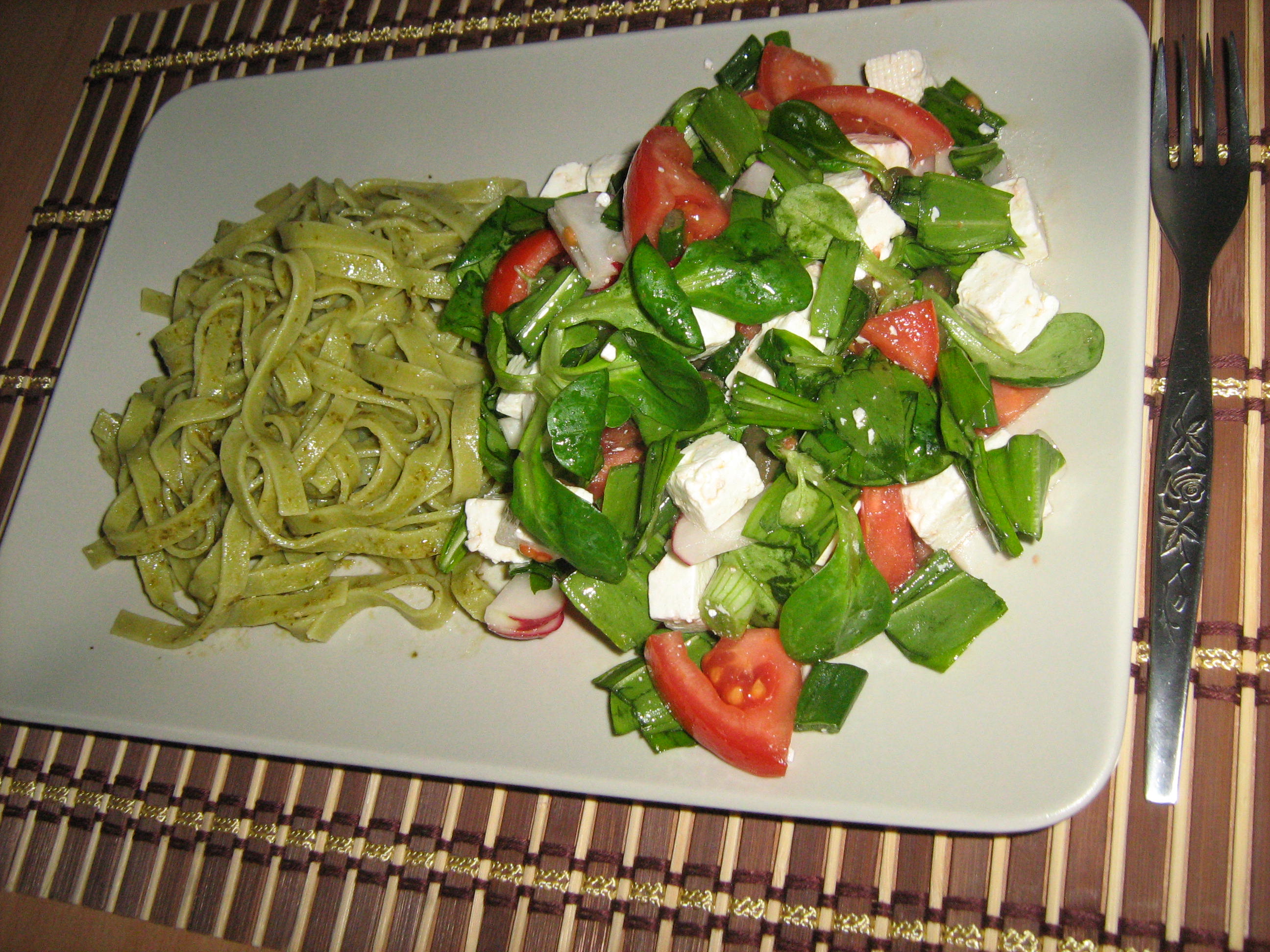 Fettuccine cu sos pesto si salata