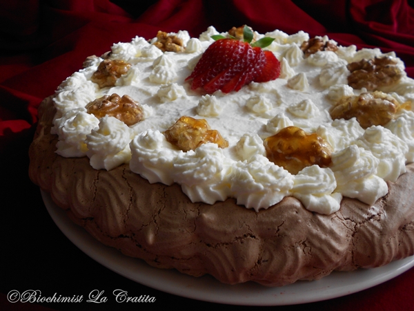 Tort Pavlova, cu nuci caramelizate