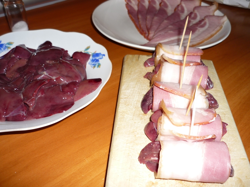 Ficatei inveliti in bacon, la cuptor