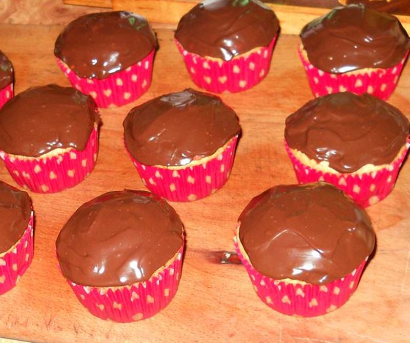 Muffins cu crema de banane si topping de caramel