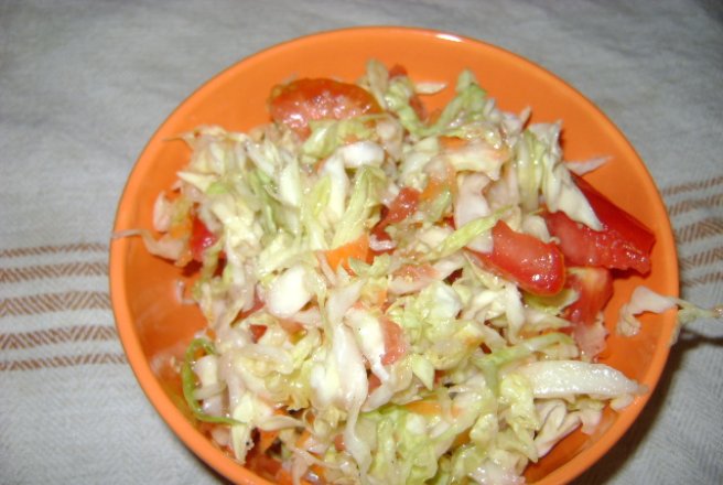 Salata de varza dulce cu rosii si morcov