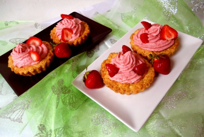 Mini tarte cu cremă de căpşuni