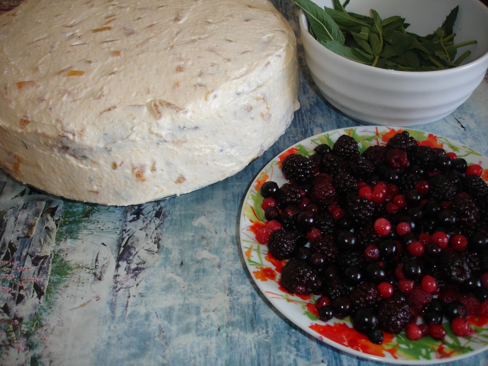 Tort racoritor cu mascarpone si fructe de padure