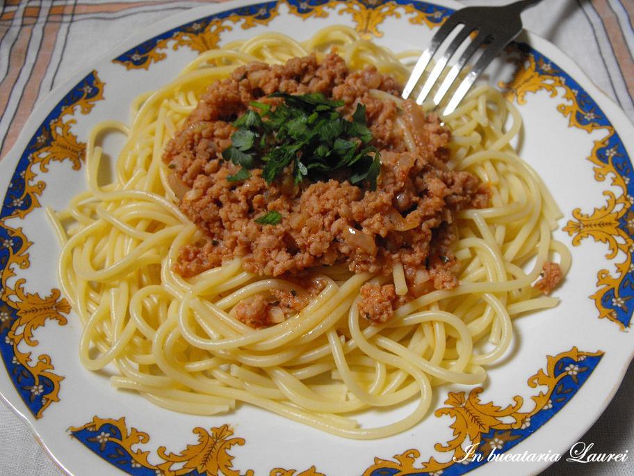 Reteta de spaghete cu carne tocata cu suc de rosii cu busuioc