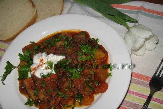 Gulas unguresc cu carne de vitel