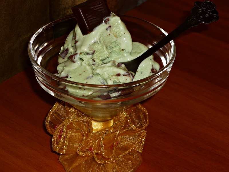 Inghetata cu menta si ciocolata