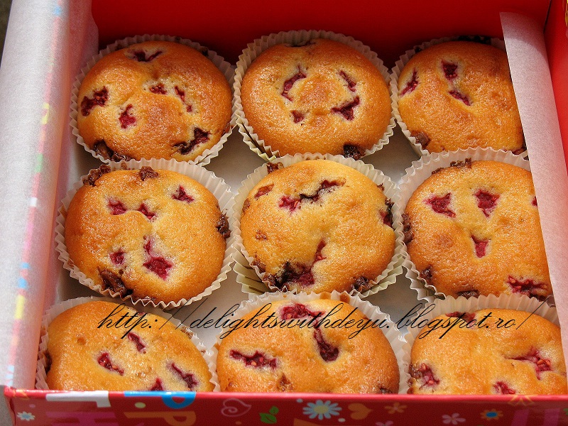 Muffins cu zmeura si ciocolata