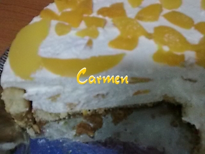 Tort cu crema de iaurt si piersici din compot