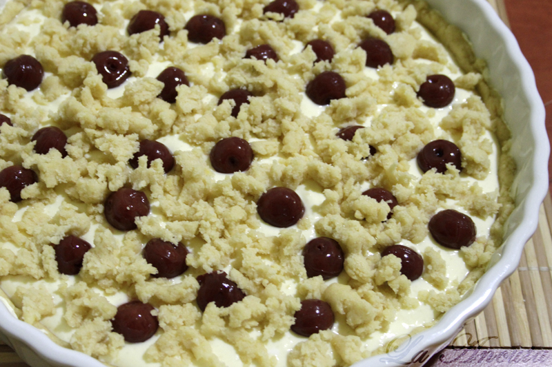 Tarta cu visine si crumble