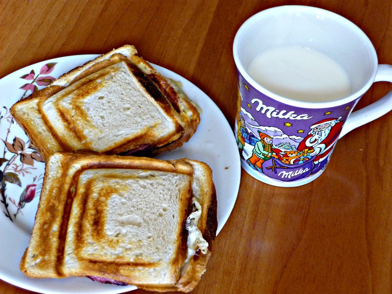 Sandvis cald, la toaster