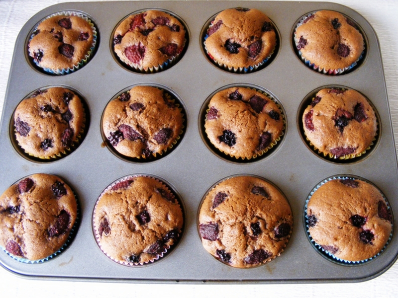 Muffins cu cacao si fructe de padure