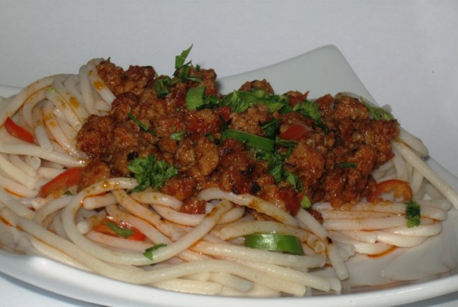 Spaghetti cu carne tocata in sos de rosii