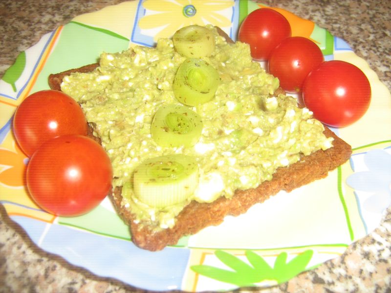 Pasta de avocado cu Ceva Fin