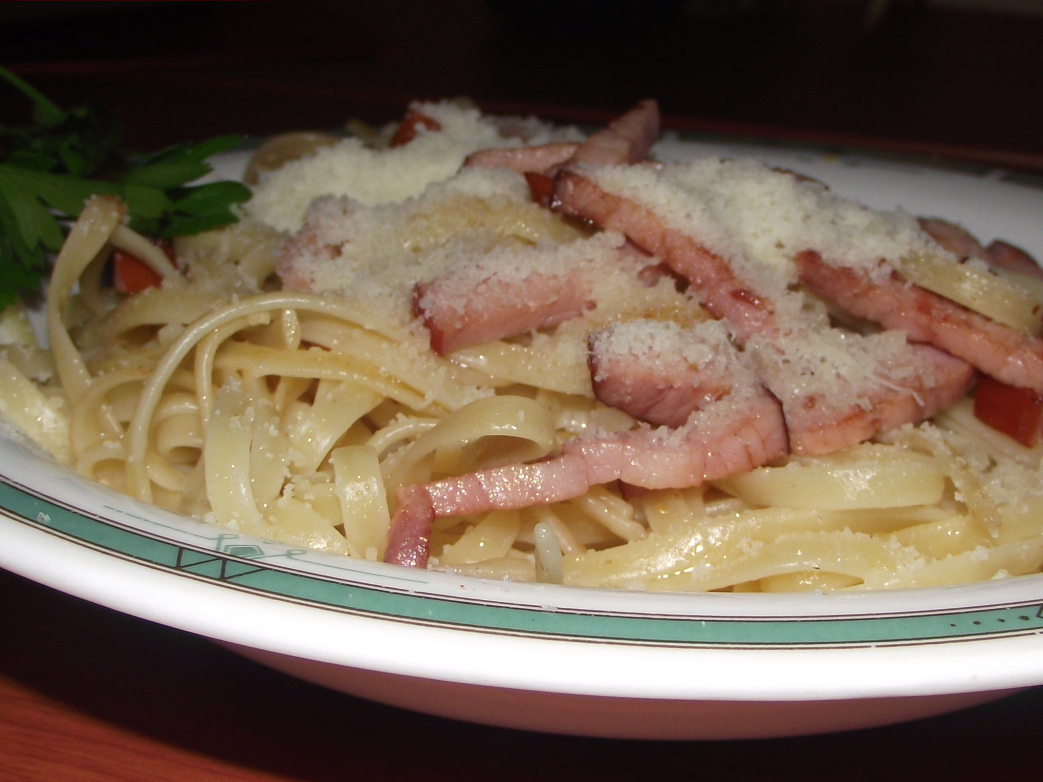 Linguine cu sunca,usturoi si parmezan