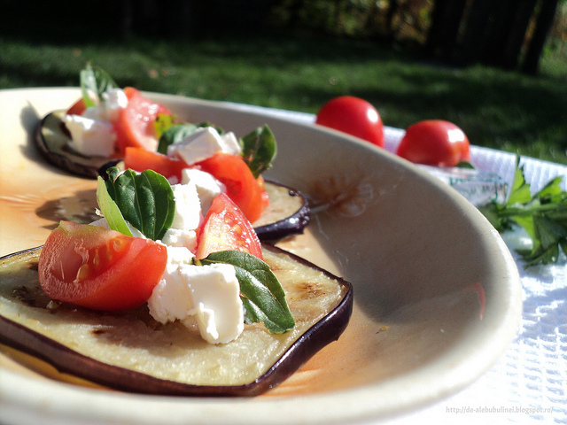 Aperitiv cu vinete si crema de branza