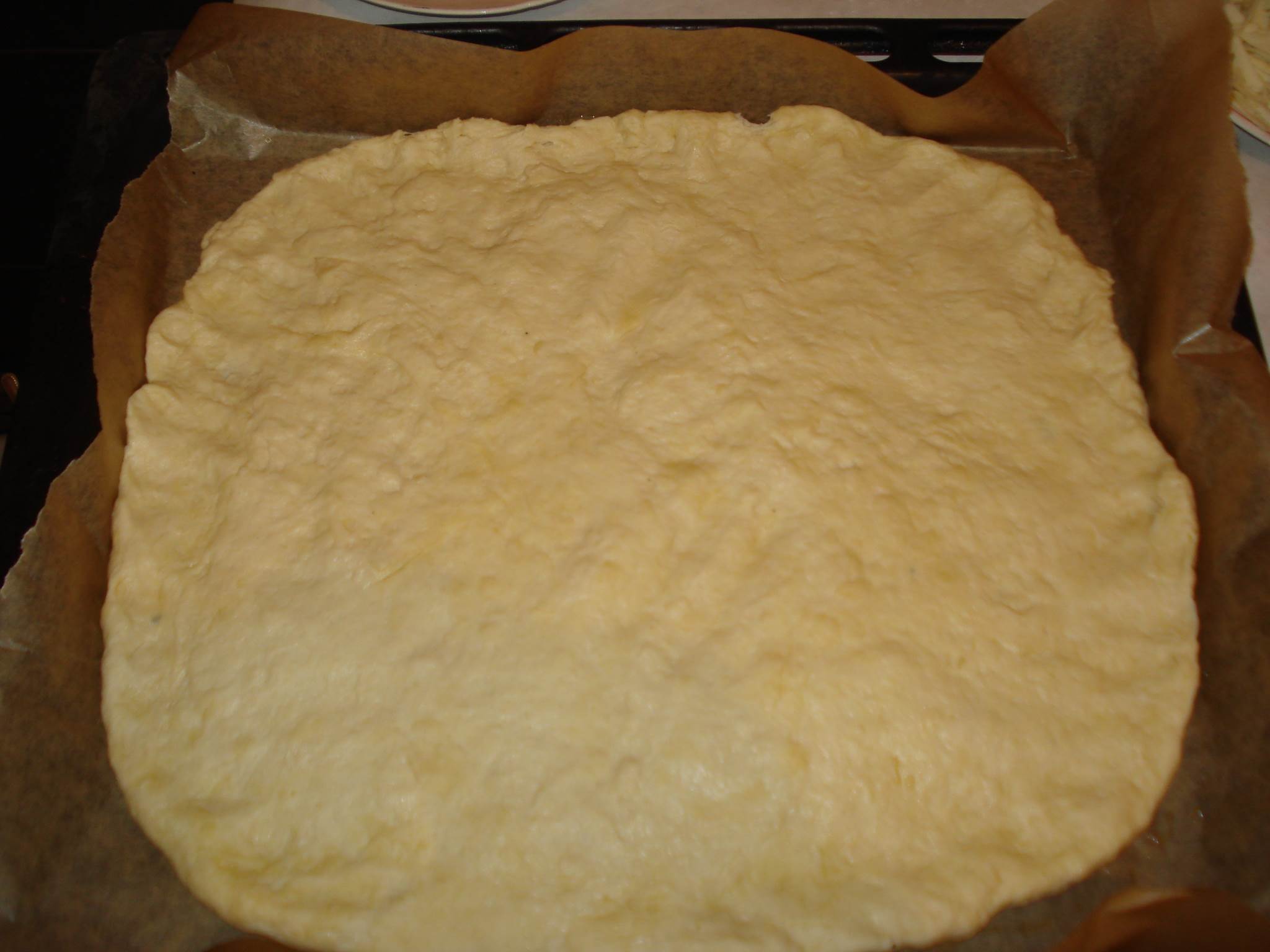 Pizza cu branza de oaie si salam cu sunca afumata