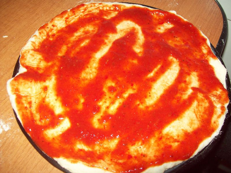 Pizza cu piept de pui si salam pikant