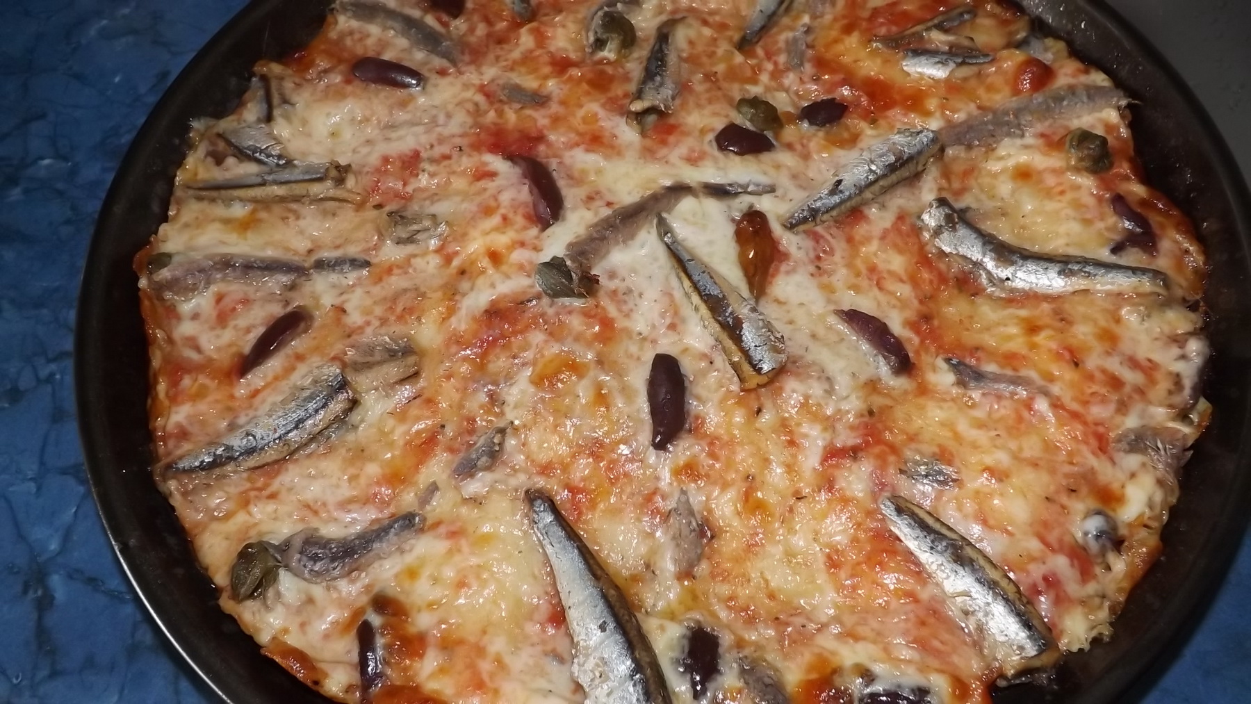 Pizza cu sardele si sardine