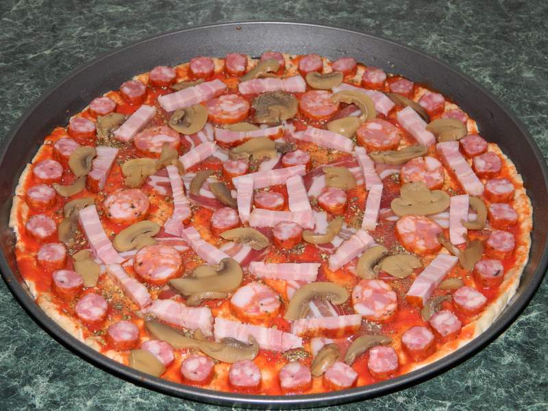 Pizza cu costita si ciuperci