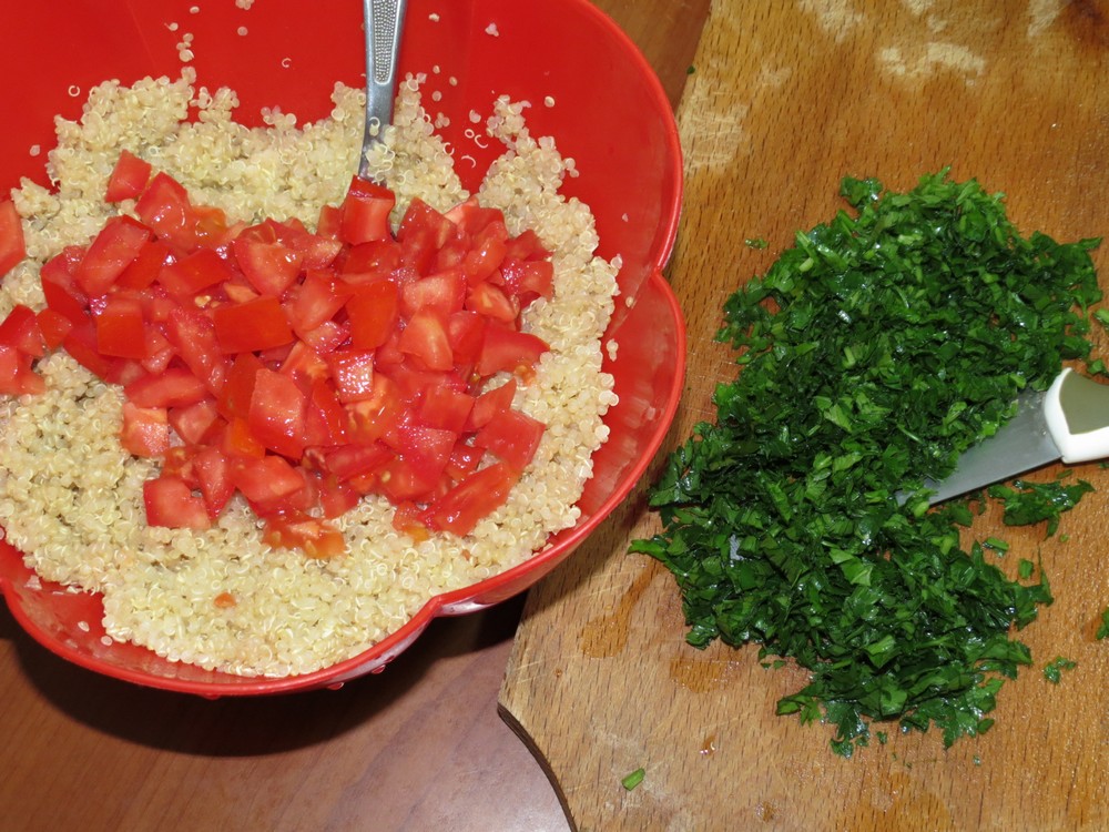 Salata cu quinoa, rosii si patrunjel