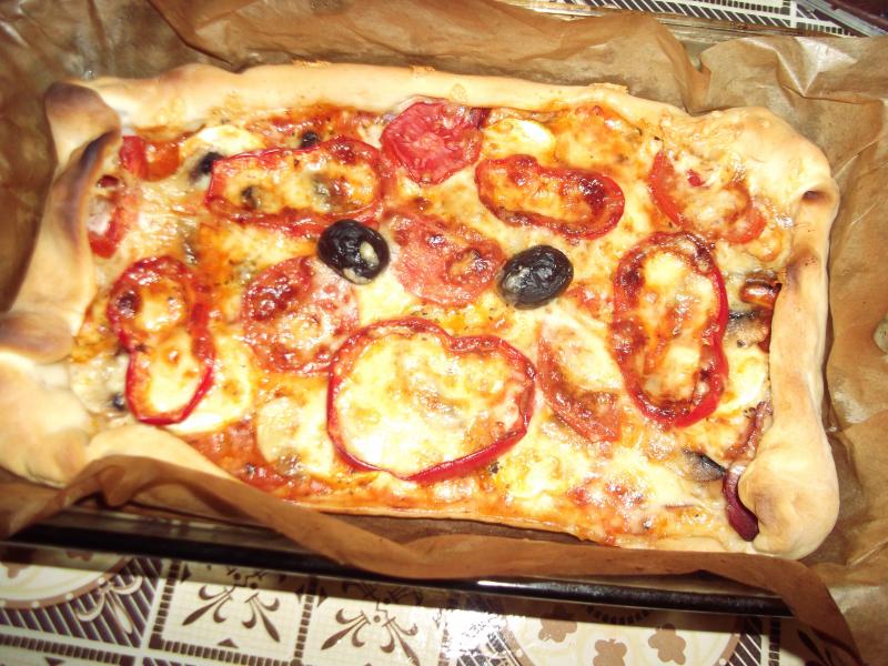 Pizza cu pastrama de vita,ciuperci si dovlecel