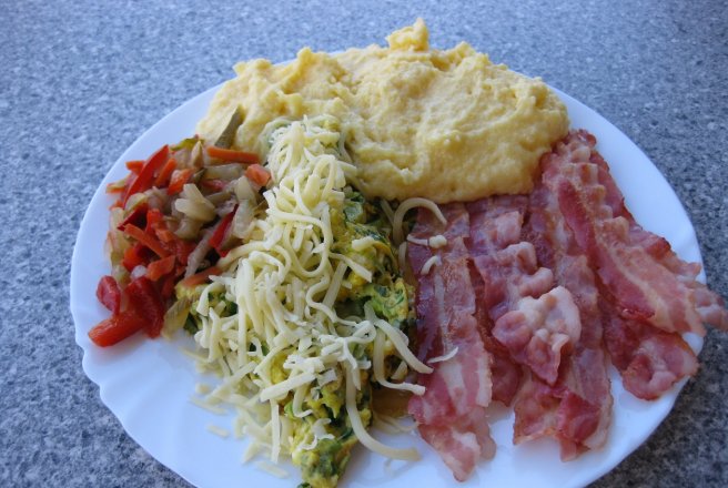 Omleta cu ceapa verde,bacon si polenta (mamaliga )