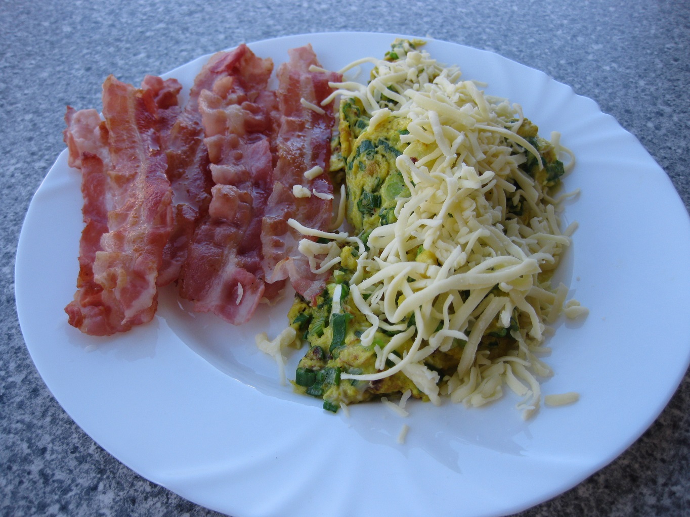 Omleta cu ceapa verde,bacon si polenta (mamaliga )