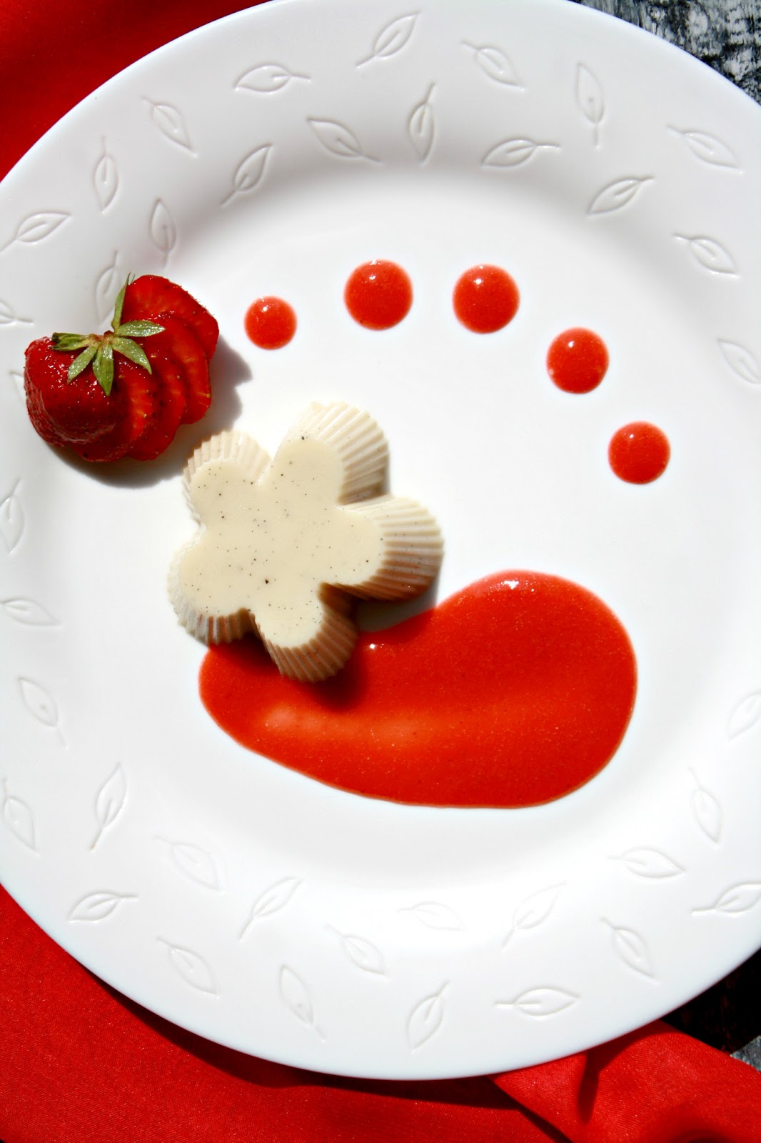 Panna Cotta cu sos de capsuni (vegan)