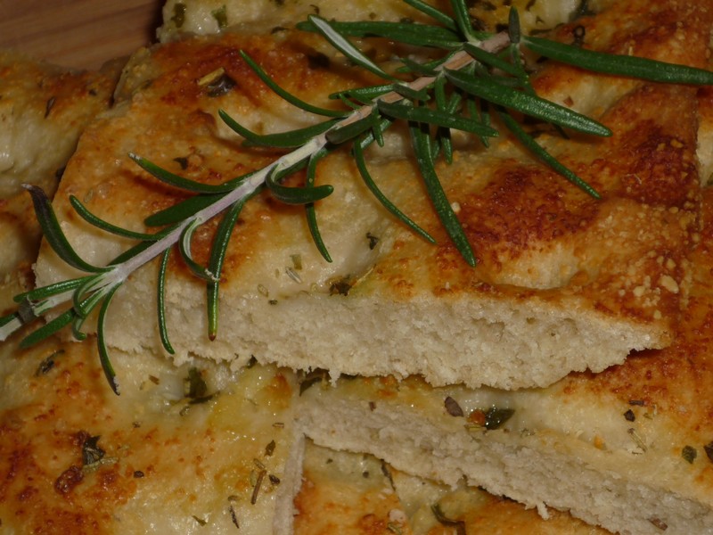 Focaccia cu usturoi si parmezan - Reteta delicioasa pentru paine aromata