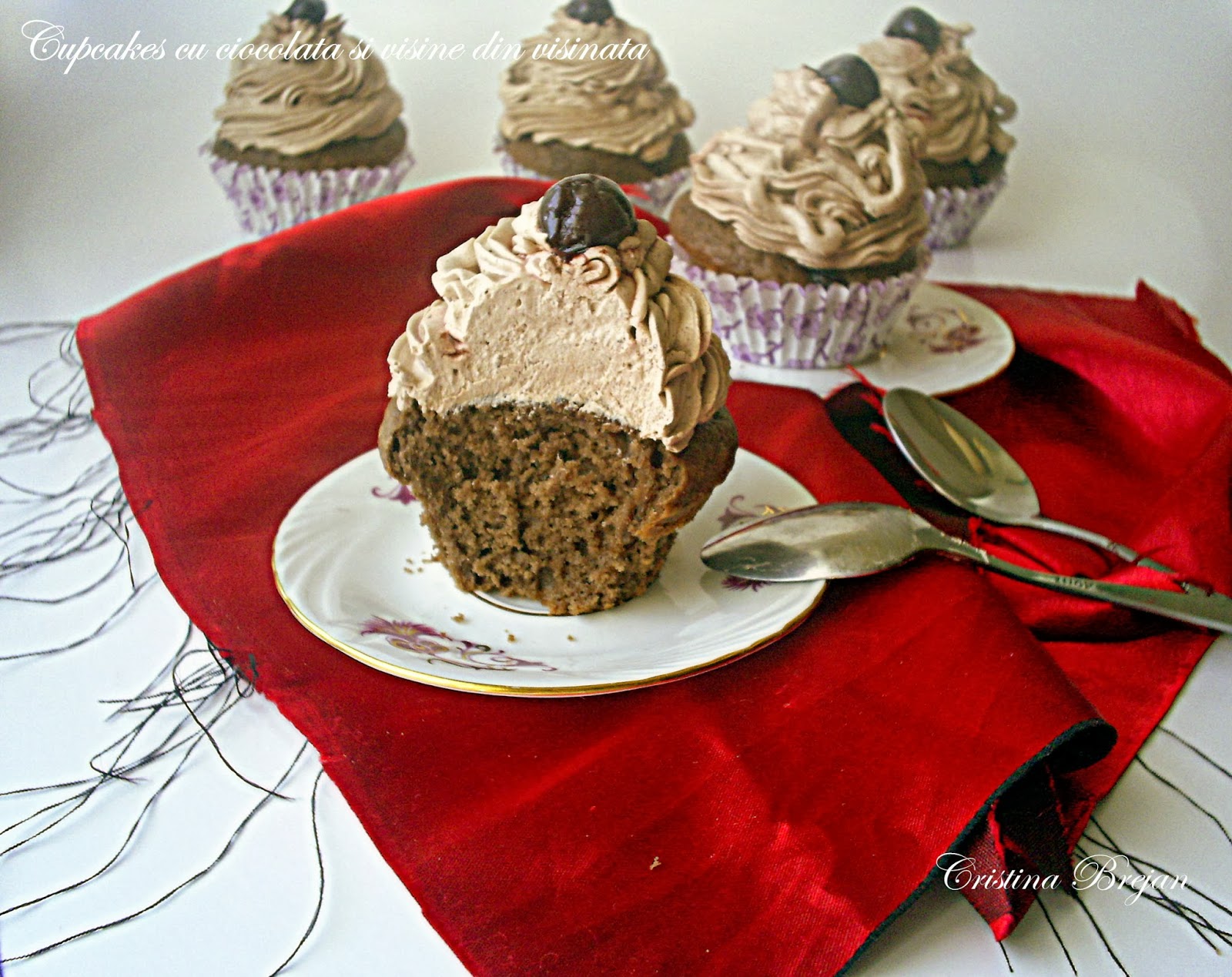 Cupcakes cu ciocolata si visine din visinata