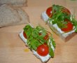 Tartine cu branza, rosii si rucola-4