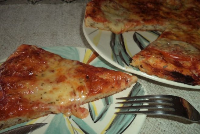 Pizza cu rosii si mozarella