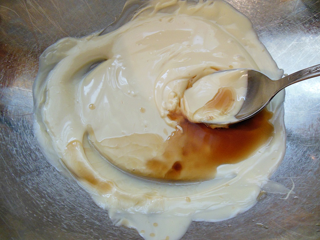 Tort cu crema de cafea, mascarpone si fructe