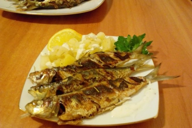 Sardine fripte pe grill cu cartofi natur și sos de usturoi