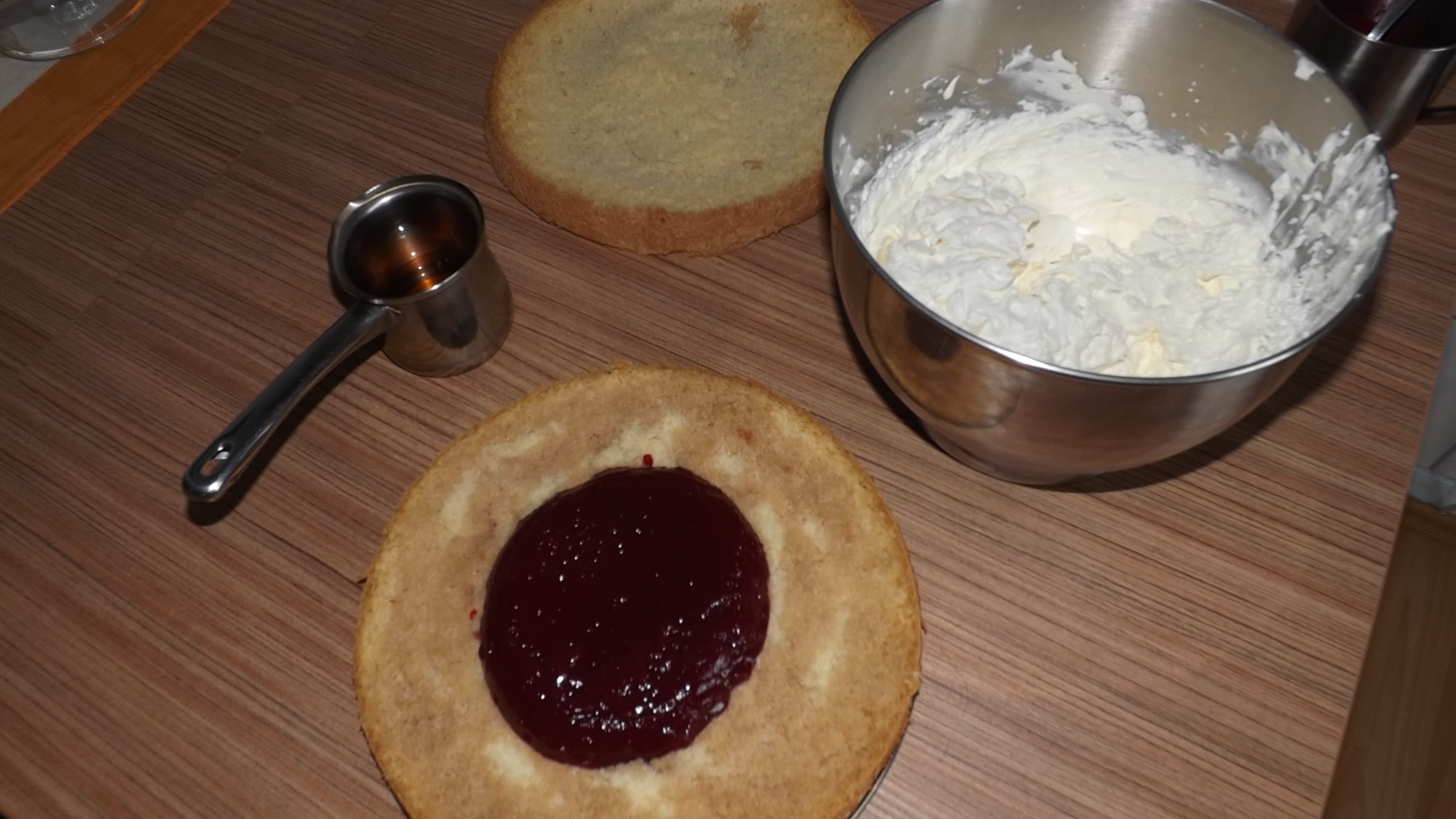 Tort cu crema de mascarpone, jeleu de zmeura si crema de unt cu zmeura