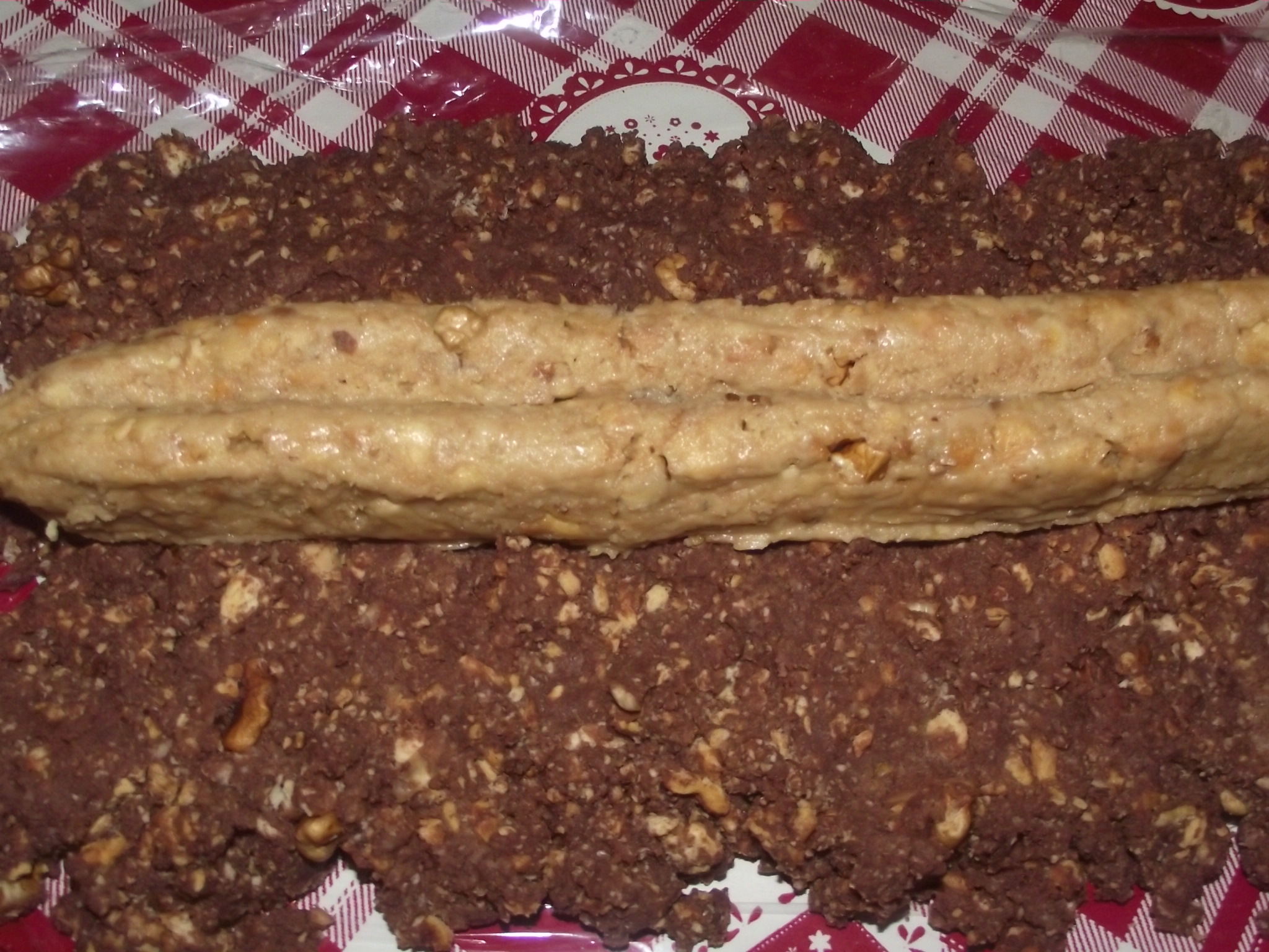 Salam de biscuiţi, reţetă cu cacao si ciocolata alba