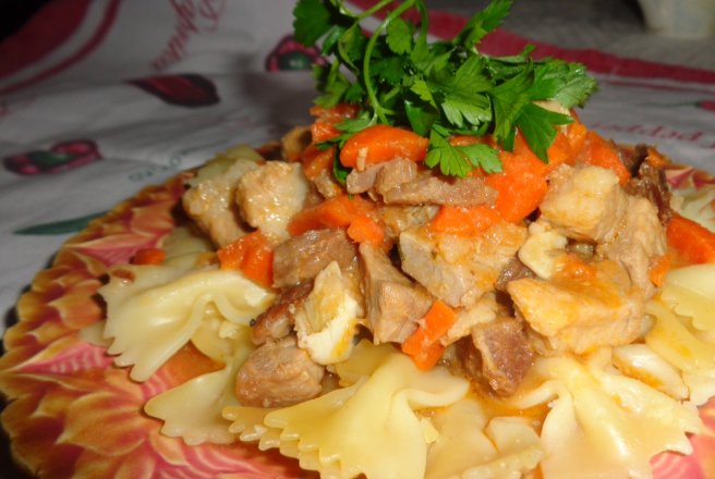 Tocanita de porc cu farfalle