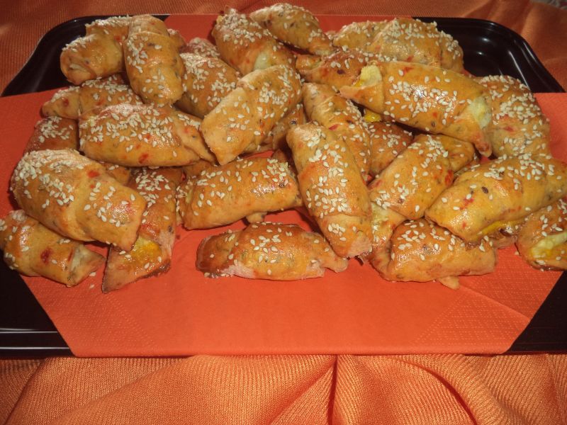 Cornulete aperitiv cu pasta de ardei si branza