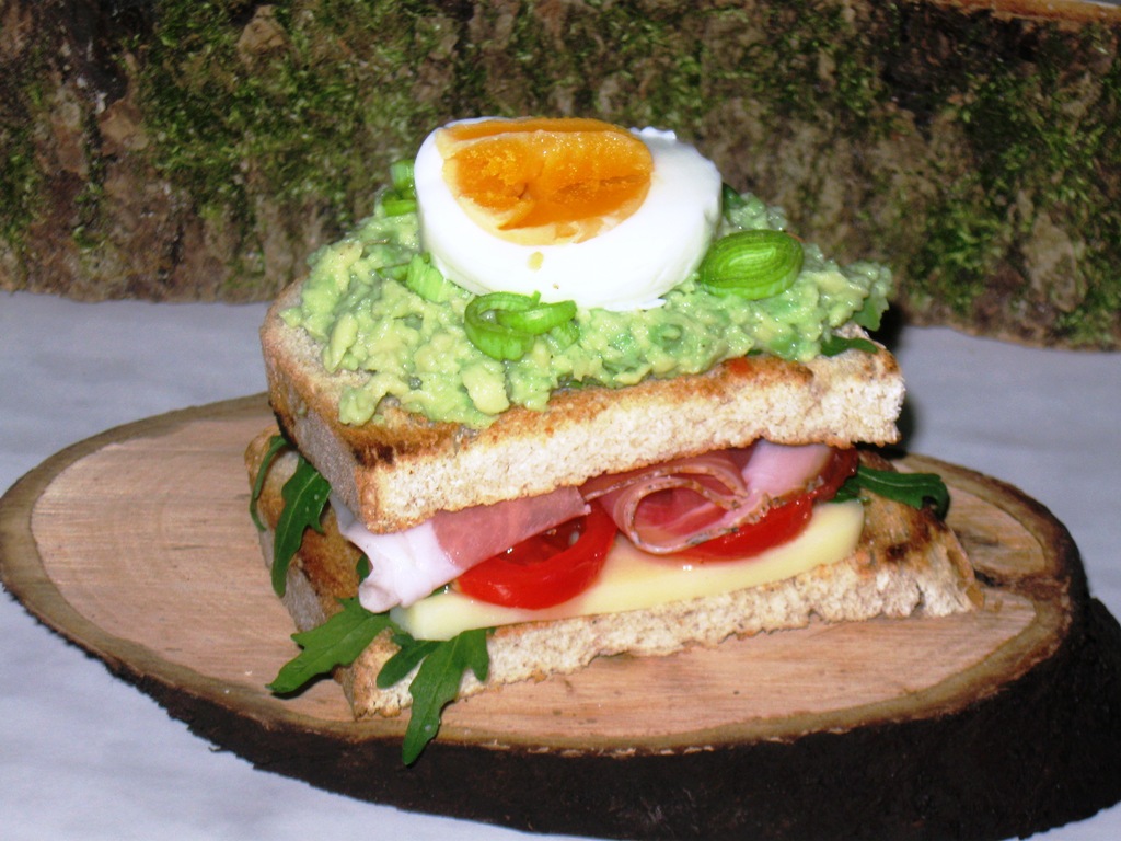 Sandwich cu piure de avocado