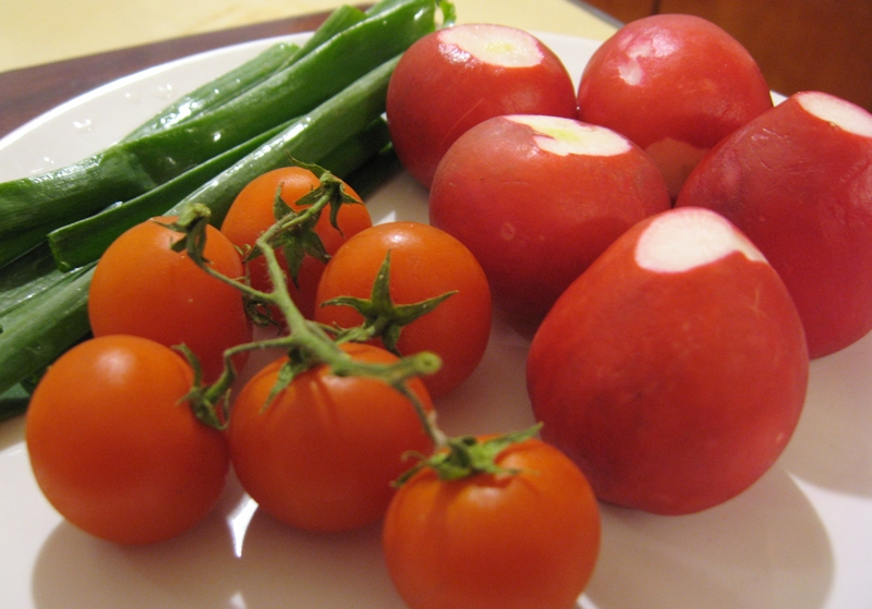 Salata de primavara cu ridichi, ceapa verde si rosii cherry