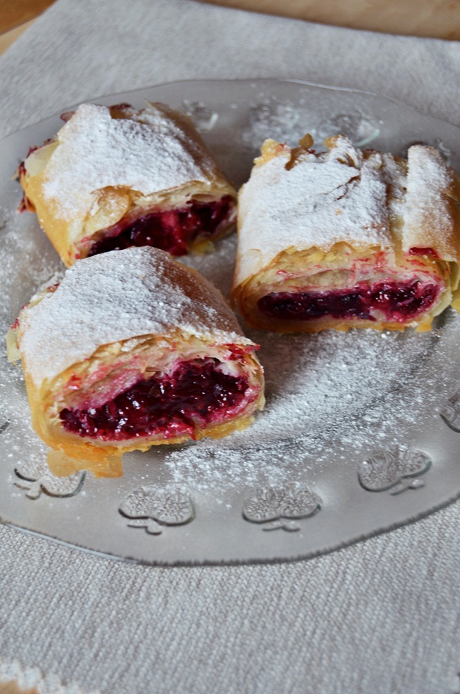 Strudel cu fructe de padure