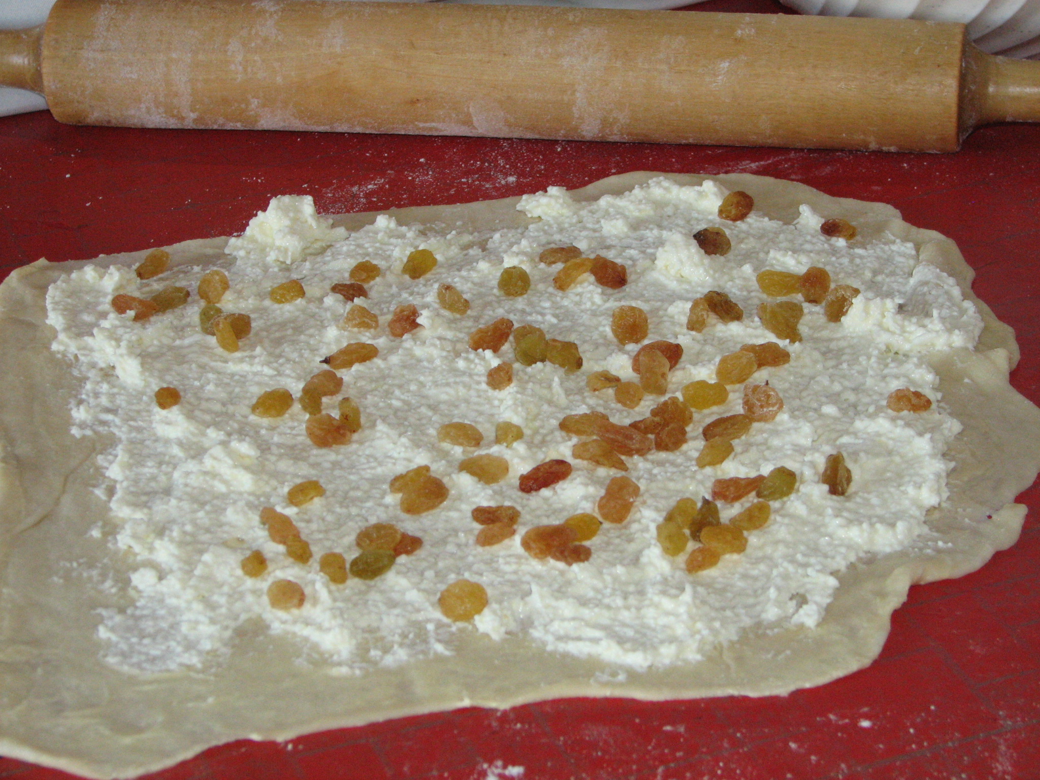 Desert strudel cu branza si stafide