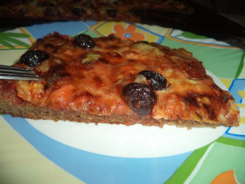 Pizza pe blat de paine neagra